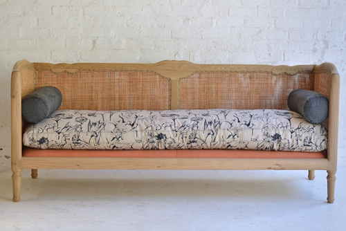 009 COUCH KAROO Also available with grey cushion